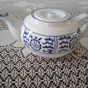Beautiful Blue & White Ceramic 4.5" x 20" Tea Pot with lid. Made in China